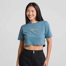 O estilo “Off The Wall” é referência nas artes, na cultura de rua e nos esportes de ação. Com estampa frontal icônica com assinatura Vans retrô, a Camiseta Retro V Crew Crop II SS Bluestone de manga curta é urbana e compõe o visual casual, com inspiração no street style. Confeccionada em tecido 100% algodão, na cor azul e gola redonda, o modelo possui modelagem mais curta, estilo cropped e larga - que veste soltinha no corpo - para uso em diversos momentos. A camiseta proporciona conforto e veste fácil, para curtir dentro e fora das pistas.
