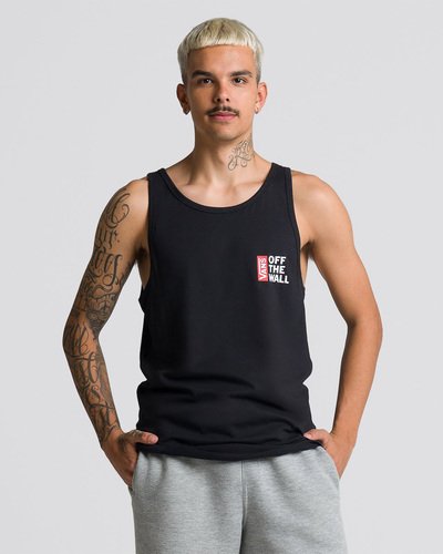 Fundada na Califórnia em 1966, a Vans está envolvida com a cultura de rua, artes, música e ligada ao skate e à evolução do esporte, sem perder a essência. Dos clássicos aos modernos, a Vans possui uma enorme variedade de modelos de tênis, roupas e acessórios, sempre mantendo o estilo "Off The Wall". A Regata Vans Off The Wall Ii Tank Black é confeccionada em 100% algodão e traz o logo Vans “Off The Wall" estampado na altura do peito do lado esquerdo e nas costas. Tipo de caimento: clássico. O modelo tem 1,82 e veste tamanho M.