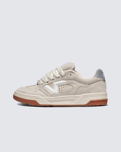 Projetado em 1999. Reimaginado para hoje

Conheça o Upland Shoe, um tênis do passado reprojetado para o futuro. Pegamos o clássico robusto de cano baixo dos anos 90 e adicionamos alguns toques modernos. O formato redesenhado do pé traz melhor ajuste e conforto, enquanto materiais elevados combinam durabilidade e estilo. Com atacadores grandes e logótipos arrojados, os Upland ligam perfeitamente a nossa herança com tudo o que hoje nos reserva.