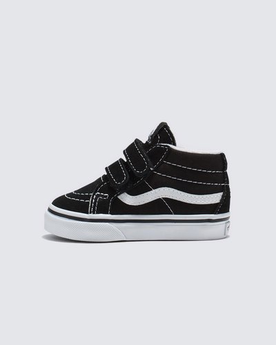 Um tênis de cano médio icônico feito especialmente para crianças. Redesenhado para um ajuste perfeito no estilo do Sk8-Hi® original, o Tênis Sk8-Mid New Black True White Infantil foi construído especialmente para crianças pequenas. Com fechos duplos em velcro, o modelo traz mais conforto e segurança, facilitando o calce dos pequenos. Mantendo a diversão “Off The Wall”, o modelo apresenta heeltab emborrachada vermelha do skate tradicional com assinatura Vans em “Drop V” e inscrição “Off The Wall” aplicada no calcanhar e etiqueta tecida Vans na lingueta. De calce fácil e seguro, feito para curtir e brincar com estilo, sem se preocupar com mais nada.