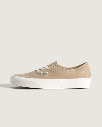 Nascido em Anaheim, Califórnia, em 1966, o Authentic é o estilo tradicional original da Vans. O Tênis Authentic Color Theory Incense mantém o legado Off The Wall com cabedal têxtil em fibras vegetais, cano baixo e fechamento por cadarço para ajuste seguro. Sola vulcanizada oferece durabilidade e resposta estável; o tecido garante respirabilidade e sensação leve ao caminhar. Modelo unissex de identidade atemporal e acabamento cuidadoso.