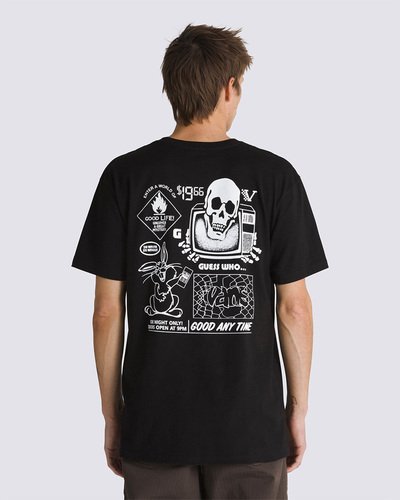 Arte e cultura de rua trazem referências icônicas para as peças clássicas da Vans. Confortável o bastante para usar todos os dias e em qualquer ocasião, a Camiseta Crazzy Eddy SS Black com um toque descontraído, traz estampa frontal na altura do peito, de um coelho segurando um celular na altura do peito. Já nas costas, traz também o mesmo coelho e o crânio de uma caveira dentro da tela de uma TV, e com referências vintage Vans®  “Off The Wall”, ambas em silk à base d’água. Em algodão, a camiseta de manga curta preta possui gola redonda e aplicação de etiqueta tecida Vans® na manga.