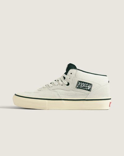 O Tênis Skate Half Cab Pau Marfim nasceu em 1992 com Steve Caballero, introduzindo o cano médio e consolidando o legado Vans no universo do skate. Este modelo apresenta cabedal em couro com painéis em camurça, colarinho texturizado e fechamento por cadarço para ajuste preciso. Construção vulcanizada em couro, garante resistência e sensação direta ao andar, com acolchoamento no colarinho para suporte e conforto.