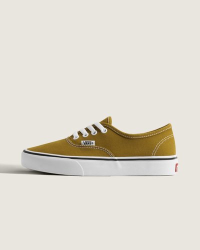 O tênis tradicional da Vans que deu início a tudo. Este é o legítimo Authentic, desde 1966. Com a Color Theory Collection, é possível criar uma história exclusiva com as cores, combinando tons vibrantes e inesperados no estilo icônico e irreverente dos clássicos Vans. Feito com cabedal de lona estilo Old Skool, o Tênis Authentic Golden Brown homenageia a silhueta original da Vans, com um visual repaginado e atemporal.