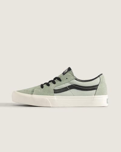 Um clássico do skate certificado. O estilo lendário, redefinido com recursos modernos para o skate atual. Completamente redesenhada para o skate moderno, a coleção Skate Classics oferece mais do que os skatistas precisam para progredir ao máximo. Feito com cabedal clássico de camurça e lona, ??o Tênis Sk8-Low Gray Olive Marshmallow oferece o visual icônico que você deseja, ao mesmo tempo em que oferece todos os benefícios de desempenho que os skatistas exigem.