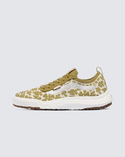 Para a temporada, a equipe da Vans repensou, re-projetou e reconstruiu cada parte da estética e tecnologias do UltraRange para torná-lo mais sustentável. A renovação do Tênis Ultrarange Vr3 Groovy Floral Brown apresenta entressola EcoCush™ moldada com espuma 50% Bio-Based, construção leve, sola de borracha EcoRubber™ de fontes renováveis e cabedal respirável em knit com estampa floral, projetado com 50% algodão orgânico, 34% rPET, 14% Nylon reciclado e 2% Spandex, para reduzir o desperdício na produção em comparação com o cabedal tradicional de corte e costura da Vans. O UltraRange VR3 é a manifestação de uma ideia: que não se trata de para onde vamos, mas de como chegamos lá. A equipe da Vans traçou metas ambiciosas de sustentabilidade. Grandes ou pequenos, todos os esforços se somam a mudanças positivas. Para poder estampar o logotipo VR3 Checkerboard Globe, pelo menos 30% do produto deve ser feito de materiais reciclados, renováveis e/ou regenerativos. Para saber mais sobre a Vans e sua jornada de materiais sustentáveis, acesse vans.com.br/sustentabilidade.
