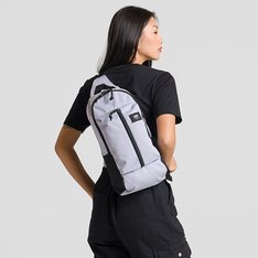 A Warp Sling Bag combina toda a funcionalidade de uma mochila com o estilo atual de uma bolsa transversal. Feita com tecidos CORDURA® reconhecidos por sua durabilidade de longa duração e resistência à abrasão, rasgos e arranhões, esta bolsa transversal atualizada vem equipada com um compartimento acolchoado para tablet que permite armazenar com segurança seu dispositivo, um painel traseiro em malha waffle para conforto, e um bolso elástico para garrafa de água na lateral.