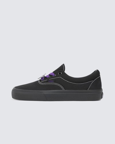 O tênis Vans Era foi o primeiro modelo projetado para skatistas e pensado por skatistas. Introduzido em 1976 e originalmente chamado Vans #95, o Vans Era tornou-se popular pelos lendários Z-Boys e continua sendo o tênis de escolha para skatistas, surfistas e pessoas criativas em todo o mundo. O Tênis Era Metal Hyperpop Black possui cabedal de lona resistente, viras laterais de borracha com biqueiras reforçadas para suportar o desgaste por repetição, ilhós de metal, colarinhos acolchoados para dar apoio e flexibilidade e a original sola waffle de borracha exclusiva Vans.
Características do produto: 
• Tênis de cano baixo; 
• Fechamento com cadarço; 
• Cabedal resistente em lona; 
• Ilhós de metal; 
• Solado emborrachado em waffle exclusivo Vans.
