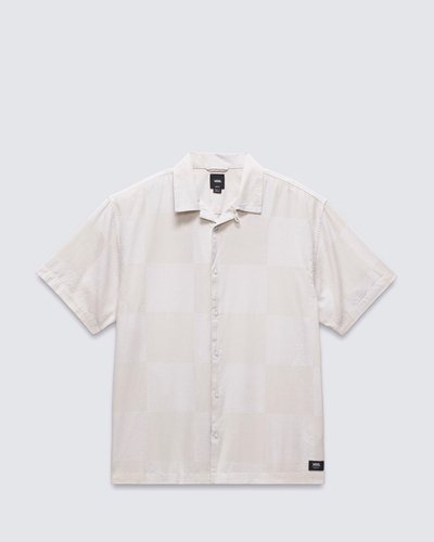 Arrase com a icônica estampa em checkerboard em um tom totalmente novo e irreverente. A Camisa Kessler Checkerboard Ss Woven Lx White Marshmallow possui fecho frontal por botão, com gola de algodão arejada. O modelo traz um ajuste mais largo para maior conforto e mobilidade. Um bolso costurado na altura do peito, no lado esquerdo, complementa o estilo, combinando com todos os seus clássicos Vans.