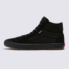 Algo totalmente diferente. O The Lizzie, o primeiro tênis de skate exclusivo de Lizzie Armanto, inova tanto quanto a própria Lizzie com uma solução única para os problemas universais dos tênis de skate: uma solução mais ajustada, durável e sustentável para todos os skatistas. Com um ajuste mais estreito, a quantidade perfeita de amortecimento VR3Cush™, uma nova biqueira 3D Duracap™ para maior durabilidade e parte frontal de micro-waffle e borracha SickStick™ para máxima aderência, o primeiro tênis de skate exclusivo de uma mulher em 20 anos é nada menos que lendário. Criado com a inclusão em mente, o Tênis Skate Lizzie Hi Lizzie Fatigue Black também apresenta uma nova construção vulcanizada com sola mais alta e bordas arredondadas para oferecer uma sensação estável e macia. Produzido com materiais mais ecológicos, como camurça sem cromo e algodão orgânico, algo completamente diferente para uma nova geração de skatistas. 
Características do produto:
• Materiais ecológicos: o cabedal totalmente novo (painel lateral, lingueta e forro) é feito de algodão 100% orgânico e renovável que se regenera conforme o uso, e a adição de camurça sem cromo oferece durabilidade mais sustentável. Saiba mais em vans.com.br/sustentabilidade;
• Ajuste universal: o novo ajuste de desempenho foi projetado por Lizzie para atender às necessidades de uma ampla gama de skatistas. As tiras elásticas da lingueta oferecem isolamento adicional e estabilização;
• Sensação da prancha e proteção contra impactos: feito com espuma VR3Cush™, uma espuma PU 70% de base biológica (Fates™) parcialmente proveniente de plantas conforme o padrão de referência ASTM D6866-16, o The Lizzie oferece uma nova palmilha discreta que oferece a sensação de prancha e proteção contra impactos que você precisa;
• Aderência lendária: um novo design de placa inferior utiliza ranhuras flexíveis no antepé, lugs de waffle zonal para durabilidade e suporte, além de borracha SickStick™ (um composto feito de 60% de borracha natural colhida de árvores) combinada com um padrão micro-waffle, oferecendo a aderência que você espera da Vans com uma sensação de maciez totalmente perceptível ao toque;
• Durabilidade: Os reforços Duracap™ em áreas de alto desgaste, além de uma biqueira Duracap™ moldada em 3D mais espessa, oferecem durabilidade extra.