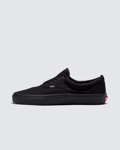 O tênis Vans Era foi o primeiro modelo projetado para skatistas e pensado por skatistas. Introduzido em 1976 e originalmente chamado Vans #95, o Vans Era tornou-se popular pelos lendários Z-Boys e continua sendo o tênis de escolha para skatistas, surfistas e pessoas criativas em todo o mundo. O Tênis Era True White possui cabedal de lona resistente na cor preta, viras laterais de borracha com biqueiras reforçadas para suportar o desgaste por repetição, ilhós de metal, colarinho acolchoado para dar apoio e flexibilidade e a original sola Waffle de borracha original Vans.