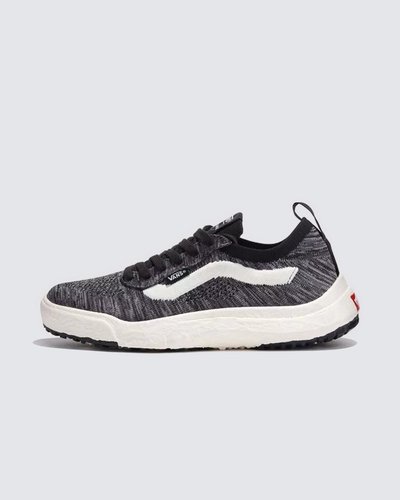 Para a temporada, a equipe da Vans repensou, re-projetou e reconstruiu cada parte da estética e das tecnologias do UltraRange, para torná-lo ainda mais sustentável. A renovação do Tênis Ultrarange Vr3 Mte Space Dye Gray Multi apresenta entressola EcoCush™ moldada com espuma 50% Bio-Based, construção leve, sola de borracha EcoRubber™ de fontes renováveis e cabedal respirável em knit, projetado com 50% algodão orgânico, 34% rPET, 14% Nylon reciclado e 2% Spandex, para reduzir o desperdício na produção em comparação com o cabedal tradicional de corte e costura da Vans. O UltraRange VR3 é a manifestação de uma ideia: que não se trata de para onde vamos, mas de como chegamos lá. A equipe da Vans traçou metas ambiciosas de sustentabilidade. Grandes ou pequenos, todos os esforços se somam a mudanças positivas. Para poder estampar o logotipo VR3 Checkerboard Globe, pelo menos 30% do produto deve ser feito de materiais reciclados, renováveis e/ou regenerativos. Para saber mais sobre a Vans e sua jornada de materiais sustentáveis, acesse www.vans.com.br/sustentabilidade.