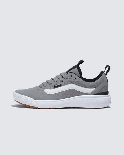 Máximo conforto e aliado de todas as rotinas. Esteja sempre pronto para o inesperado com o Tênis UltraRange Exo Frost Gray True White. Com um solado co-moldado construído em padrão tratorado em waffle - exclusividade Vans - ele maximiza a cobertura, aderência e durabilidade da borracha. A nova entressola UltraCush™ Lite traz conforto e leveza para o calce. O modelo de cano baixo possui cabedal com inspiração na silhueta do icônico Old Skool - em camurça, tecido e sintético em cinza com detalhes em preto - totalmente respirável, com biqueira e antepé de borracha renovado, deixando o calce no ajuste ideal. O Exo Skeleton fornece apoio integrado nos dedos e na parede lateral medial, com uma trava de calcanhar para um ajuste seguro. No calcanhar e lingueta, traz puxadores, facilitando o calce. O logo “Vans Off The Wall” é aplicado na heeltab do calcanhar. Já a original Flag vem na lateral do tênis, enquanto a assinatura “Vans Ultrarange” é aplicada na lingueta. Conforto e estilo dentro e fora das pistas.