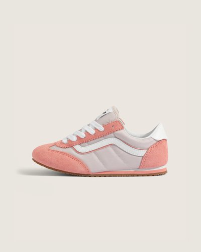 Tênis Super Lowpro Pale Petal Pink Infantil apresenta o legado da Vans com design voltado ao conforto juvenil. Confeccionado em couro com construção cold cement, o modelo traz cabedal resistente, entressola leve e área interna acolchoada que asseguram suporte e flexibilidade. Solado com aderência característica favorece estabilidade, enquanto acabamento limpo e detalhes sutis reforçam a expressão autêntica e descontraída do modelo