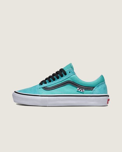Ícone Sidestripe™. Ainda mais refinado para patinar

O sapato Skate Old Skool refina o original com atualizações de desempenho. Materiais reforçados e reforços estrategicamente colocados aumentam a durabilidade, enquanto a proteção contra impactos mantém você pronto para pousos pesados. A sola é ajustada com um composto de borracha mais pegajoso, proporcionando maior aderência e sensação na prancha. Mantendo-se fiel às suas raízes, o Skate Old Skool apresenta a icónica Sidestripe™ e a silhueta de cano baixo que o tornaram um pilar cultural durante décadas.