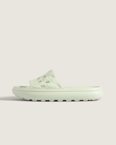 O Chinelo Slide-On Vr3Cush Light Green traz a inspiração da sandália icônica estilo cloud. Com uma construção de peça única injetada na cor branca, o chinelo slide-on apresenta cabedal com um calcanhar moldado em forma de arco e nova tecnologia VR3Cush™ presente na construção da palmilha, proporcionando maior conforto e a sensação de andar nas nuvens. O estilo inconfundível da Vans combinado com o design consciente da sustentabilidade e um visual inspirado na herança “Off The Wall”, o chinelo slide-on em EVA vai proporcionar todo o conforto que você precisa para relaxar. Para ganhar o logotipo do globo VR3 Checkerboard, pelo menos 30% do produto deve ser feito de um ou uma combinação de materiais reciclados, renováveis e/ou regenerativos. Para saber mais sobre a Vans e sua jornada para materiais sustentáveis, acesse www.vans.com.br/sustentabilidade.