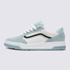 O Tênis Hylane Baby Blue White é um tênis inspirado no skate Y2K que reinterpreta a silhueta do Upland, lançado pela Vans em 1999. Passado e presente se cruzam nos detalhes de design elevados, como a faixa lateral brilhante em 3D e os logotipos bordados - enquanto a postura robusta e a língua de skate fofa proporcionam uma aparência retrô. Terminado com uma construção robusta da entressola e uma textura em V entrelaçada exclusiva, o Hylane transforma a estética com inspiração no Old Skool, em um item essencial do guarda-roupa atual.