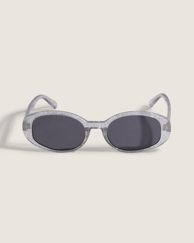 Seja ousado. Mantenha-se protegido. O Óculos Ss Out There Sunglasses Silver traz uma energia oval oversized para qualquer visual. Leve e protetor, é confeccionado em policarbonato durável, com lentes que bloqueiam 100% dos raios UVA e UVB. O modelo possui tamanho único - e o estilo “Off The Wall” se destaca em qualquer lugar.