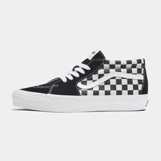 No início dos anos 90, em busca de mais liberdade e flexibilidade, os skatistas começaram a usar tesouras domésticas para cortar os canos dos tênis, mais próximos dos tornozelos. O icônico Tênis Sk8-Mid Vault Og Lx Checkerboard Black Off White foi apresentado como uma resposta direta às necessidades em constante evolução dos skatistas, tornando-se um clássico. O modelo traz de volta o ponto retrô da toebox, um colarinho de linha única e a lendária Sidestripe™ mais fina, com uma parede lateral com brilho mais alto.