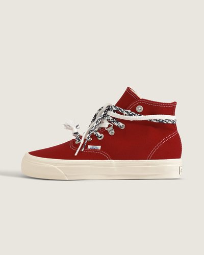 Nascido em Anaheim, Califórnia, em 1966, o Authentic é o estilo tradicional original da Vans, originalmente conhecido como Vans #44 Deck Shoes, que incorpora a atitude Off The Wall. O Tênis Authentic Lx Scrapped Red é confeccionado em textile com construção cold cement e bico redondo clássico. Oferece conforto acolchoado, suporte estável e flexibilidade em cada passo, com detalhes que reforçam o legado descontraído e atemporal da Vans.