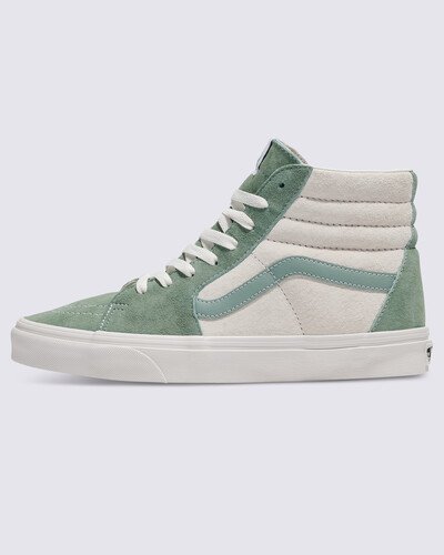 O Sk8-Hi foi um marco como o primeiro tênis de skate de cano alto a surgir na cena. Com uma gola acolchoada para suporte no tornozelo e biqueiras reforçadas, ele permanece como um estilo sem igual. O Sk8-Hi foi o nosso segundo modelo a apresentar a Sidestripe da Vans, e seu design arrojado permanece icônico desde então. Os cabedais elegantes de camurça no Sk8-Hi Pig Suede adicionam um toque sofisticado.