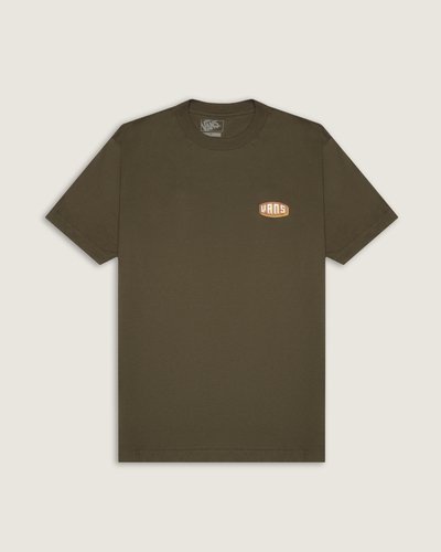 A Camiseta Manga Curta Raised Up Vintage Cocoa apresenta construção clean e acabamento moderno em knit, oferecendo toque macio e caimento descontraído. O modelo tem corte clássico e acabamento que privilegia conforto e flexibilidade, refletindo o legado autêntico da VANS. Leve e versátil, o modelo garante conforto duradouro e acabamento atemporal, favorecendo sobreposições.