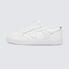 A assinatura lendária em “Flying V” se destaca no tênis com inspiração nos anos 80. O Tênis Lowland Sport True White possui uma silhueta retrô, que remete aos anos 80 da Vans: com perfil slim e uma sola ComfyCush, proporcionando conforto modernizado. Antigamente, esse modelo era utilizado para praticar tênis no início da década de 80, quando a Vans fazia testes com modelos confeccionados especificamente para a prática de esportes. Este modelo de cano baixo mantém a aparência familiar das suas origens, modernizado com uma pitada de empolgação, sem deixar o tradicional logotipo Vans em “Flying V” icônico, em evidência. Para maior conforto no calce, com base nas avaliações de compra dos clientes, recomendamos escolher um tamanho maior que a sua numeração convencional.