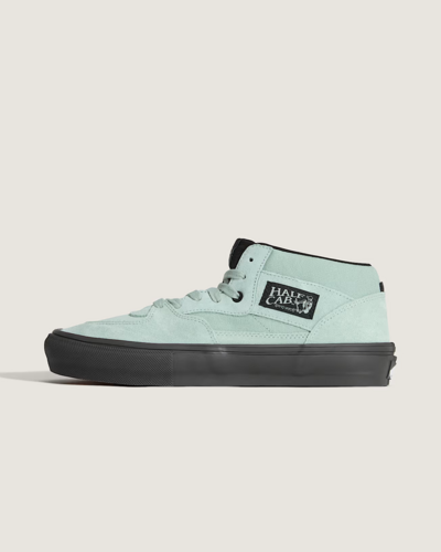Por e para skatistas desde 1992. Nascido do espírito "faça você mesmo" do skate. Um dos tênis de skate mais influentes de todos os tempos. Completamente redesenhada para o skate moderno, a coleção Skate Classics oferece mais do que os skatistas precisam para progredir ao máximo. Feito com cabedal clássico de camurça e lona, o Tênis Skate Half Cab Gray Olive traz a silhueta icônica que você deseja, ao mesmo tempo em que oferece todos os benefícios de desempenho que os skatistas exigem. Um item essencial no guarda-roupa da comunidade do skate há décadas, este Skate Half Cab Pro foi destaque no Tony Hawk's Pro Skater 3 + 4, consolidando seu lugar no skate para sempre.