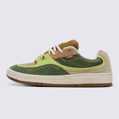 O Tênis Speed Pop Multi é um modelo vintage da linha de skate do outono de 1998, que foi ressuscitado para os dias de hoje. Feito com partes superiores de camurça e tela que imitam o design original, esta versão reeditada do Tênis Speed apresenta cores clássicas que utilizam painéis rápidos para um visual em camadas. A sola modernizada dos meados dos anos 90 e a marcação na língua moldada elevam ainda mais este estilo nostálgico.