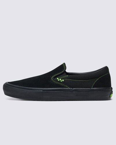 Skate Classics: Ultra resistência no interior para a prática do skate. Completamente redesenhada para o skate moderno, a coleção Skate Classics oferece mais do que os skatistas precisam para permitir evolução máxima. O cabedal de camurça e lona do Tênis Skate Slip-On Black White com elásticos laterais oferece a aparência icônica que você deseja, trazendo todos os benefícios de desempenho que os skatistas exigem. Das subcamadas reposicionadas Duracap™ e palmilhas Popcush™ ao composto de borracha SickStick™, este tênis slip-on foi desenvolvido para suportar o impacto diário da prática de skate e manter você confortável entre as sessões. O modelo na cor preta traz aplicação lateral da nova etiqueta tecida Vans em checkerboard.