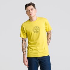 Tradição e originalidade estão presentes na cultura da Vans desde 1966. A personalidade e estilo inconfundível se destacam em todos os seus clássicos. A Camiseta Classic Bold SS Warm Olive de manga curta é confeccionada em tecido de algodão. Com modelagem clássica, traz gola redonda e estampa em arte exclusiva, resgatando o logotipo lendário que faz parte da história da Vans, centralizada na altura do peito, em silk à base d’água. Traz etiqueta tecida Vans aplicada na manga.