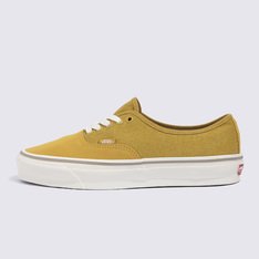 Uma maneira consciente para enfrentar o dia com sustentabilidade. A Vans reconstruiu alguns dos seus clássicos mais icônicos com escolhas intencionais sobre os materiais utilizados. Com parte superior estampada em checkerboard em lona de algodão regenerativo, o modelo apresenta uma sola que usa borracha natural regenerativa para tração durável e uma palmilha de espuma de base biológica para maior conforto, o Tênis Authentic Mte Salt Wash Harvest Gold oferece uma estética clássica da Vans, enquanto trabalha em direção a um futuro melhor. Com o logotipo Vans Checkerboard Globe, este produto é feito de pelo menos 30% de um ou uma combinação de materiais reciclados, renováveis ??e/ou regenerativos.Para saber mais sobre a Vans e sua jornada em direção a materiais sustentáveis, acesse www.vans.com.br/sustentabilidade.