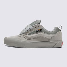 Com inspiração no estilo “volumoso” típico dos anos 90, o Knu Skool é a interpretação contemporânea do estilo clássico de uma década que representa o cenário do skate. Caracterizado por sua lingueta volumosa e Sidestripe Vans moldada em 3D, o Tênis Knu Skool Cordura Mix Gray traz o acabamento marcado por cadarços oversized e robustos. Apresenta heeltab do skate tradicional com inscrição Vans em “Drop V” e “Off The Wall” aplicada no calcanhar, com etiqueta tecida “Vans Off The Wall” aplicada na lingueta. Com perfil marcante e detalhes em estilo dramático dos anos 90, esse tênis lendário brinca com o original Old Skool, reverenciando um ícone do passado com as tendências do presente.