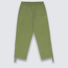 A Calça Loden Green White é confortável e resistente à água. Com cintura elástica, feita com elasticidade premium em quatro direções da Vans® - um tecido duradouro, mais fácil de usar e de secagem rápida. O modelo também apresenta cintura com cordão para facilitar o uso, bolsos frontais e um corte descontraído que traz o máximo de conforto.