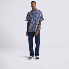 A Calça Drill Chore Relaxed Carpenter Denim Pant Upland Dark Denim é feita com jeans de algodão pesado e apresenta detalhes tradicionais de estilo carpinteiro, incluindo uma alça de martelo no bolso traseiro esquerdo e um bolso para ferramentas abaixo do bolso direito. Os novos detalhes adicionam muito estilo para a calça de carpinteiro clássica, incluindo uma presilha de cinto em “V” na cintura traseira e a nova etiqueta em checkerboard costurada internamente na bainha, que aparece quando as pernas são algemadas.