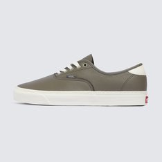 Uma interpretação elevada do tênis Heritage, que deu início a tudo. Uma versão elevada da silhueta original da Vans, o Tênis Authentic Leather Bungee Cord apresenta detalhes minimalistas do modelo icônico com atacadores. Com acabamento em couro macio e forro refinado, esta silhueta consagrada pelo tempo nunca pareceu tão boa.