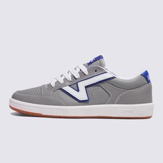 O Tênis Lowland Sport Track Grey Blue é uma silhueta Vans dos anos 80 com um perfil fino e uma palmilha e sola em forma de nuvem para um conforto modernizado. Originalmente concebido para a prática de tênis no início dos anos 80, quando a Vans tinha sua produção com foco atlético, este estilo de cano baixo mantém um visual retrô, ao mesmo tempo que adiciona emoção ao homenagear suas origens, com a assinatura tradicional Vans “Flying V”.