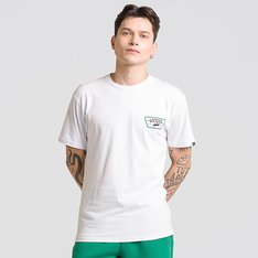 Fundada na Califórnia em 1966, a Vans está envolvida com a cultura de rua, artes, música e ligada ao skate e à evolução do esporte, sem perder a essência. Dos clássicos aos modernos, a Vans possui uma enorme variedade de modelos de tênis, roupas e acessórios, sempre mantendo o estilo "Off The Wall". A Camiseta Full Patch Back SS White Black Verdant Green possui estampas com o icônico patch do skate Vans, com inscrição "since 1966” aplicado na altura do peito, no lado esquerdo. Nas costas, traz a mesma estampa, em tamanho maior em silk à base d’água. Com gola canelada, apresenta etiqueta Vans aplicada na lateral da peça. Conforto, estilo e atitude dentro e fora das pistas. Combine com todos os seus clássicos.