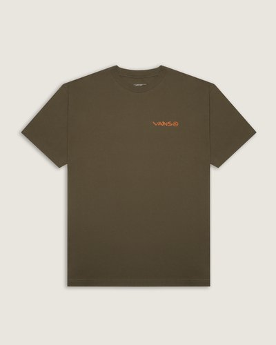Camiseta Manga Curta Original V Vintage Cocoa apresenta construção em malha knit de algodão, oferecendo toque macio, boa respirabilidade e caimento regular. O design limpo traz um logo VANS discreto no peito, conferindo presença sutil. Corte de manga curta e acabamento nas barras garantem conforto e liberdade de movimento, com textura que mantém o aspecto autêntico e versátil do modelo.