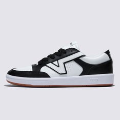A assinatura lendária que carrega a herança da Vans em “Flying V” é considerada a marca registrada do tênis com inspiração nos anos 80. O Tênis Lowland Comfycush 2 -Tone Black True White possui uma silhueta inconfundível inspirada nos tênis Vans nos anos 80, construído com um perfil fino e uma sola ComfyCush para modernizar o conforto. Lançado no início dos anos 80, quando o modelo possuía um foco mais atlético, o estilo de cano baixo mantém um visual familiar homenageando esse clássico, e, ao mesmo tempo, acrescenta a emoção da assinatura inconfundível da herança Vans em “Flying V”. Apresenta aplicação de etiqueta tecida branca Vans na lingueta e assinatura em relevo Vans em “Drop V” na lateral da sola.