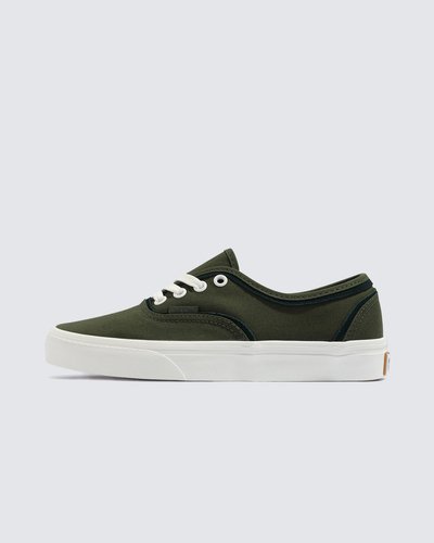 Nascido em Anaheim, Califórnia, em 1966, o Authentic é o estilo original que é tradição da Vans. Originalmente conhecido como Vans #44 Deck Shoes, o Authentic tornou-se um ícone popular imediato e incorporou a atitude “Off The Wall” desde então. Confeccionado com cano baixo simples e fechamento com cadarço, o Tênis Authentic Sliver Grape Leaf é um clássico que mantém a vibe tradicional em alta, com cabedal resistente de lona nas cores da estação, ilhós de metal e as solas de borracha em waffle exclusivas.