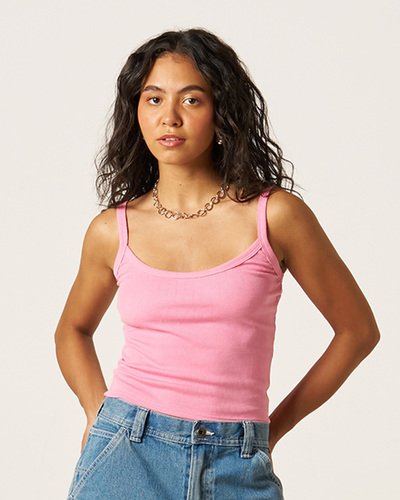 Regata Kki Cami Pink Fizz em malha knit de algodão, com shape cami, alças finas e decote em U que proporciona caimento leve. A modelagem loose fit garante mobilidade e sensação fresca ao toque. Pequena aplicação em silk nas costas adiciona assinatura discreta ao modelo. Acabamentos de costura reforçados e toque macio priorizam conforto sem rigidez.