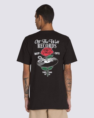 O estilo “Off The Wall” é referência nas artes, na cultura de rua e nos esportes de ação. A Camiseta Deep Cut Ss Black de manga curta é urbana e compõe o visual com inspiração no street style. Confeccionada em tecido 100% algodão e de gola redonda, a camiseta apresenta uma estampa nas costas com a icônica rosa sendo recortada por uma tesoura, dentro de um disco de vinil - um clássico da Vans. Já na parte frontal, apresenta a assinatura Vans® “Off The Wall” na altura do peito, no lado esquerdo, com ambas estampas em silk à base d’água. Com modelagem clássica, a peça fica mais soltinha no corpo. Para uso em momentos de lazer e na prática de esportes de ação, ela proporciona conforto e veste fácil.