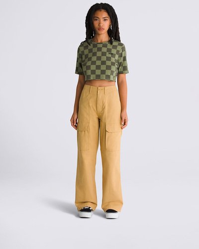 A Calça Arroyo Wide Leg Cargo Pant Seasonal Hero: Authentic Pig Suede Gum Antelope é uma peça clássica inspirada em roupas de trabalho com um toque original Vans. Uma calça de lona que possui muito espaço para armazenamento e muito estilo. Com silhueta de pernas mais largas, o modelo apresenta bolsos frontais e traseiros, com bolsos laterais cargo.