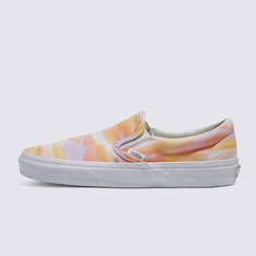 O Slip-On que Estabelece Tendências Desde 1979

O Classic Slip-On, com sua abordagem "Sem Cadarços, Sem Problemas", foi introduzido ao mundo pela primeira vez em 1979. Desde então, tornou-se um ícone da cultura pop, conhecido por sua capacidade de se vestir de forma casual ou mais formal, seu conforto confiável e a flexibilidade para se adaptar ao estilo de todos. Com uma estampa pastel dos sonhos fluindo pelos cabedais brancos, o Classic Slip-On é uma silhueta atemporal que combina com qualquer ocasião.