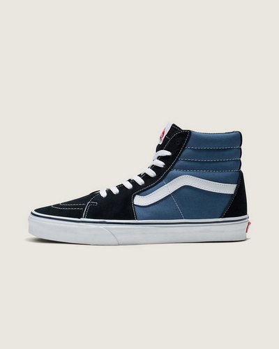 O tênis Sk8-Hi foi introduzido em 1978, originalmente chamado de Style 38 e exibia a agora icônica Vans Sidestripe em uma nova silhueta inovadora de cano alto. Por ter sido apenas o segundo modelo com o marcador reconhecível, antigamente conhecido como “faixa de jazz”, o Sk8-Hi trouxe um visual totalmente novo à família Vans. Honrando aquele primeiro lendário tênis de cano alto, o Tênis Sk8-Hi Navy é construído com cabedal durável em camurça e lona na cor azul, sidestripe em couro branco e viras laterais em borracha na cor branca. Este tênis com cadarço também possui biqueiras reforçadas, colarinhos acolchoados firmes e o solado emborrachado em waffle exclusivo Vans.