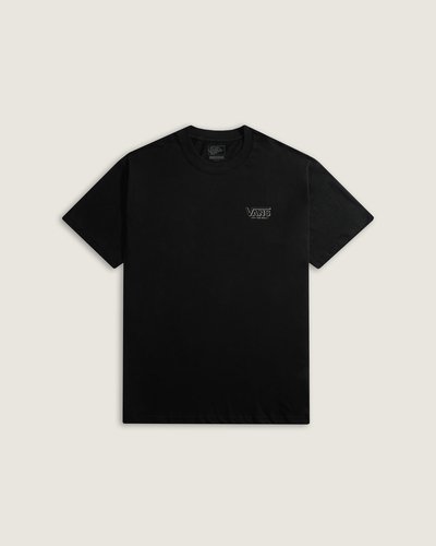 Camiseta Manga Curta Since 66 Black chega com estampa frontal que reforça a identidade VANS. Confeccionada em malha knit, apresenta gola careca, corte reto e modelagem classic fit para caimento confortável. Toque macio e construção com costuras reforçadas oferecem sensação acolhedora e resistência no uso. Detalhes de acabamento limpo mantêm o visual autêntico e descontraído, com apelo atemporal e expressão urbana.