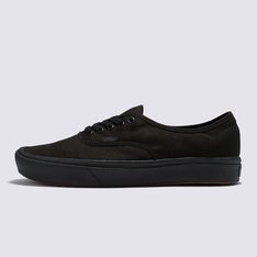 Quando os clássicos se unem ao conforto. A Vans renovou a silhueta clássica do Authentic introduzindo a tecnologia ComfyCush: uma sola mais macia e acolchoada que oferece ao ComfyCush Authentic um ajuste sem igual que faz com que pareça que estamos andando nas nuvens. Apresentando uma construção co-moldada de espuma e borracha para a combinação perfeita de conforto e aderência, com o Tênis Authentic ComfyCush Black Black é possível se sentir confortável o tempo todo, mantendo a estética atemporal do tênis original com cadarço. Esse visual tradicional também é equipado com solas de borracha que proporcionam durabilidade e tração, interiores simplificados de peça única com maior suporte no arco e forro com material que absorve a umidade em todo o interior do tênis. Junto com o cabedal de lona de 170g que se concentra na estabilização da lingueta, o tênis na cor preta confere um toque retrô aos estilos esportivos da Vans do início dos anos 90 e oferece uma experiência em que o conforto é vital.
