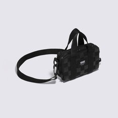 A Bolsa Block Wallet Bag Upland Black Black é uma bolsa crossbody do tamanho de uma carteira, perfeita para carregar itens essenciais como cartões, documentos e dinheiro. O modelo apresenta estampa em checkerboard, um bolso principal com zíper, traz bolsos internos e externos, com compartimentos internos para cartão e documentos. A bolsa traz uma alça ajustável com prendedor, mantendo seus itens essenciais sempre por perto. A equipe da Vans estabeleceu metas ambiciosas de sustentabilidade. Grandes ou pequenos, todos os esforços resultam em mudanças positivas. Para ganhar o logotipo do globo VR3 Checkerboard, pelo menos 30% do produto deve ser feito de um ou uma combinação de materiais reciclados, renováveis ??e/ou regenerativos. Para saber mais sobre a Vans® e sua jornada em direção a materiais sustentáveis, acesse www.vans.com.br/sustentabilidade.