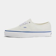 Nascido em Anaheim, Califórnia, em 1966, o Authentic é o estilo tradicional original da Vans. Originalmente conhecido como Vans #44 Deck Shoes, o Authentic se tornou um ícone cult imediato e incorpora a atitude “Off The Wall” desde então. Construído com um perfil simples com cadarço, o Tênis Authentic Vault Og Lx Off White é um clássico que mantém viva a vibe Old Skool.